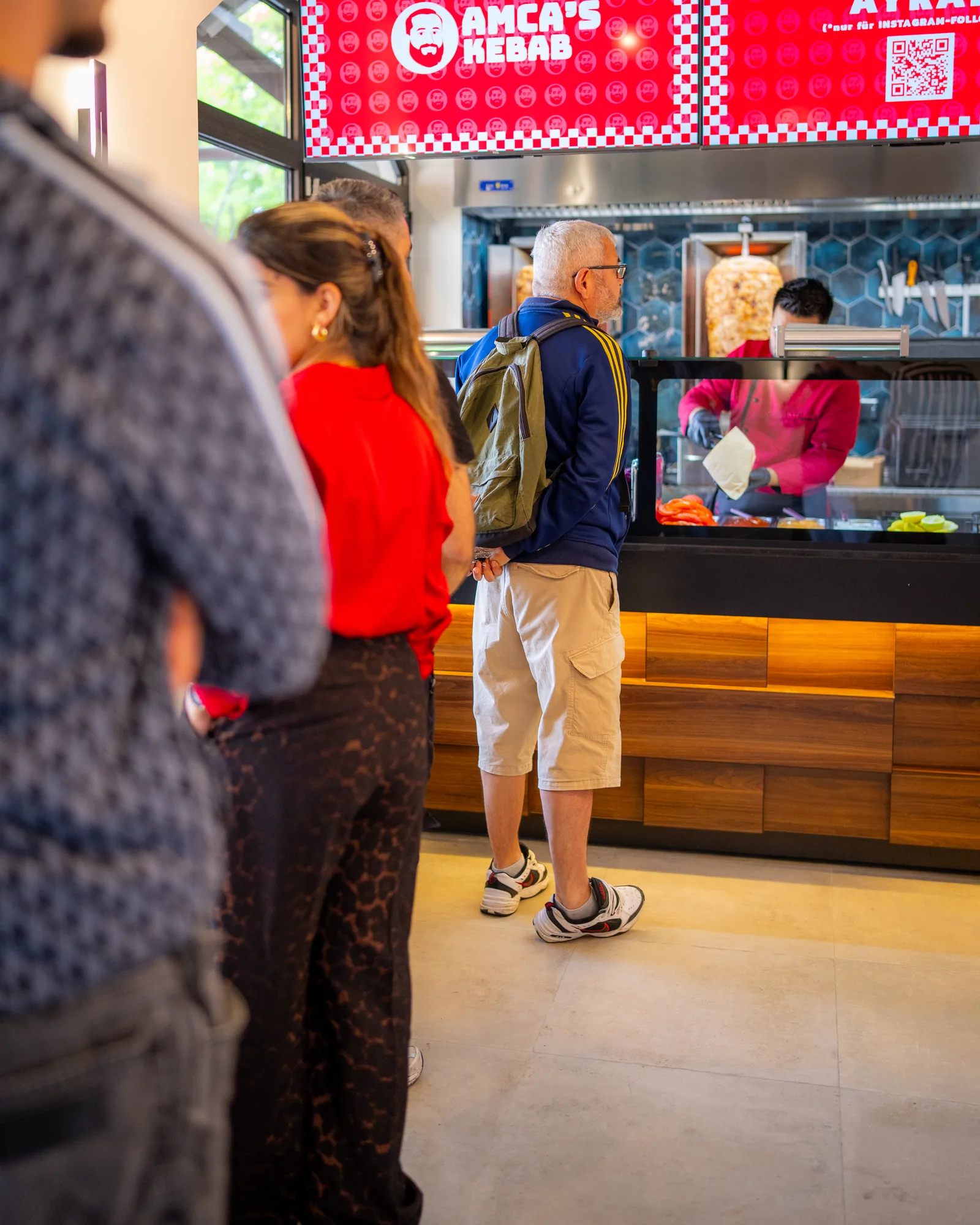 Gäste bei der Eröffnung von Amca's Kebab in Gröbenzell (2)