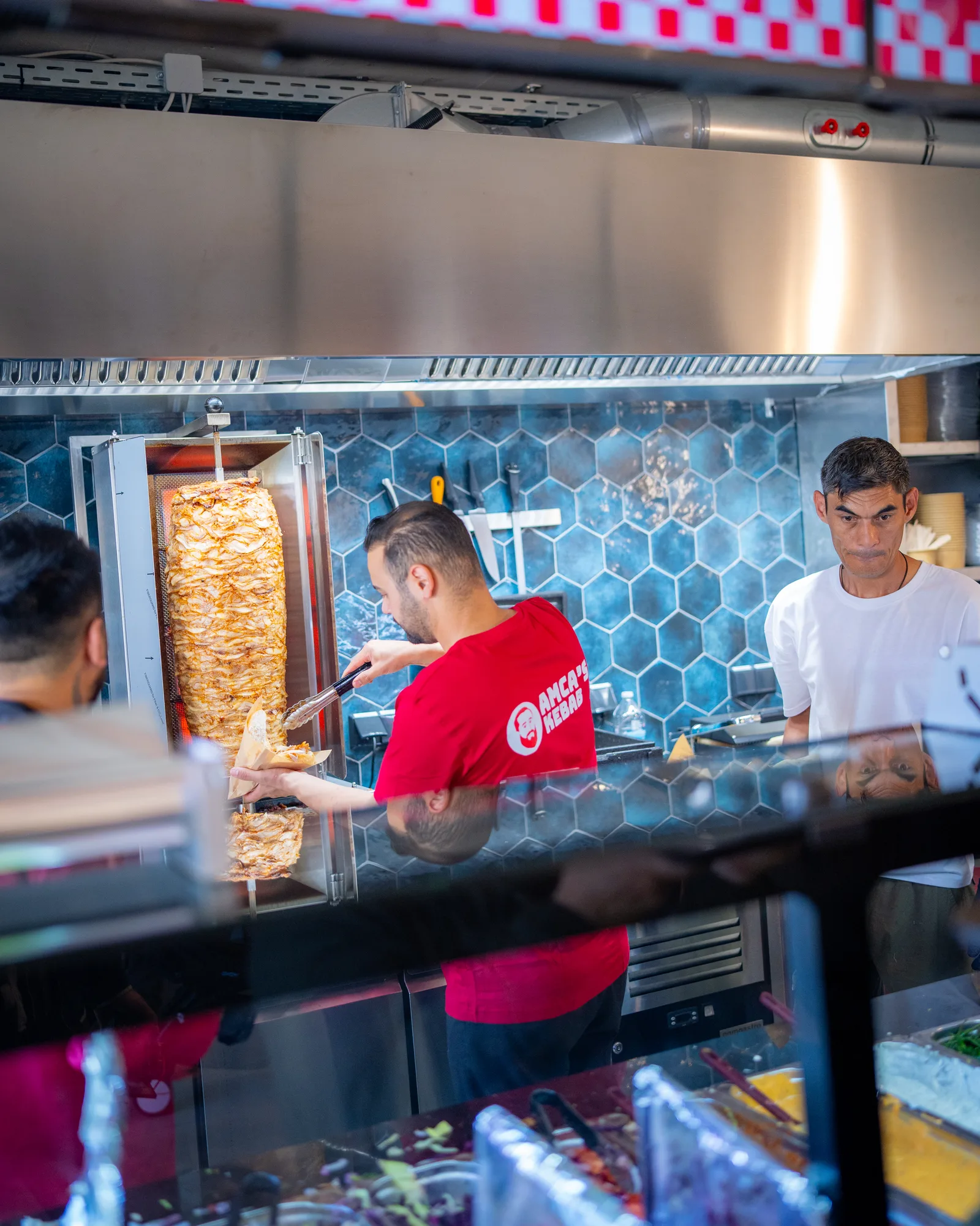 Zubereitung in der offenen Küche von Amca's Kebab in Gröbenzell
