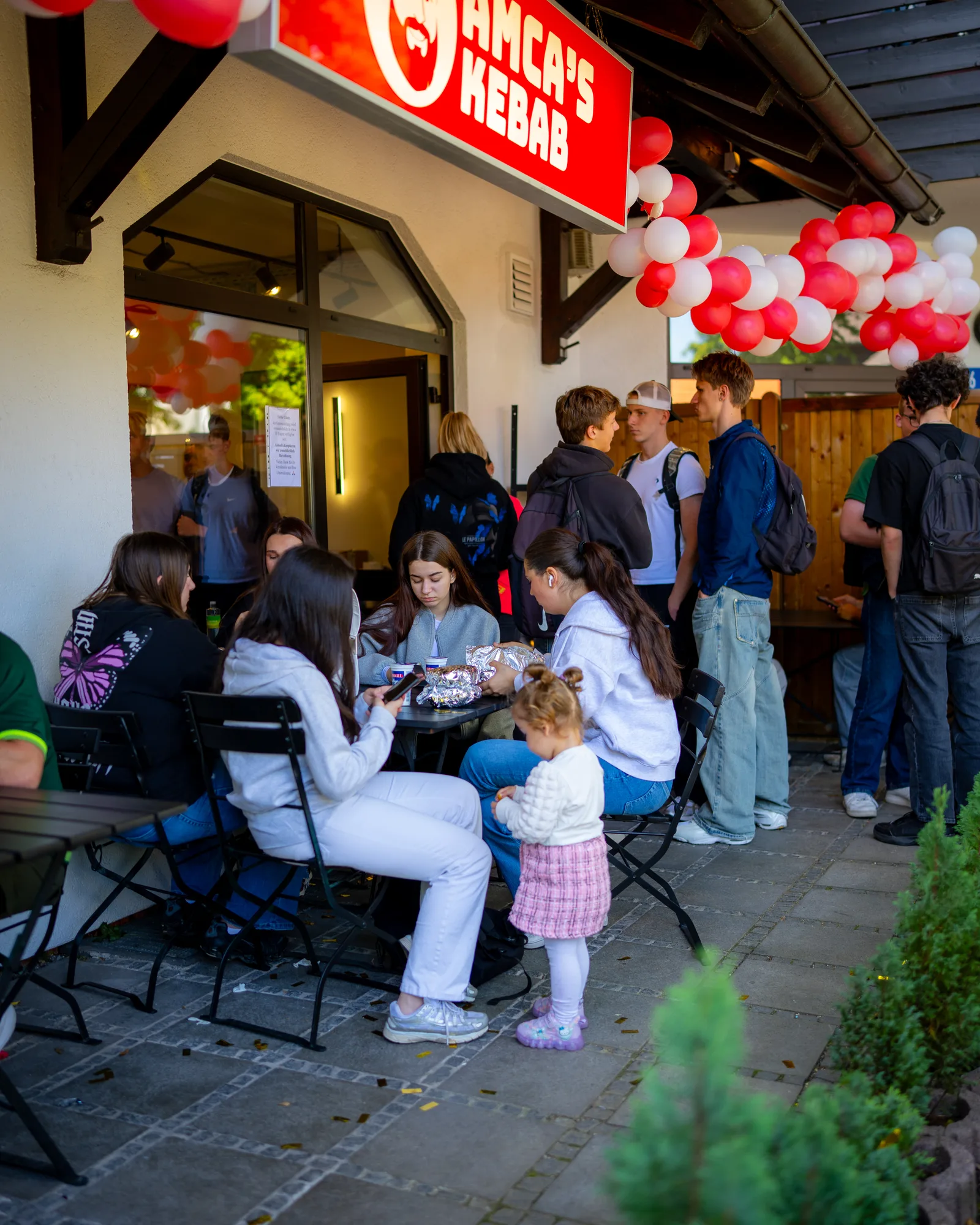 Gäste bei der Eröffnung von Amca's Kebab in Gröbenzell (1)