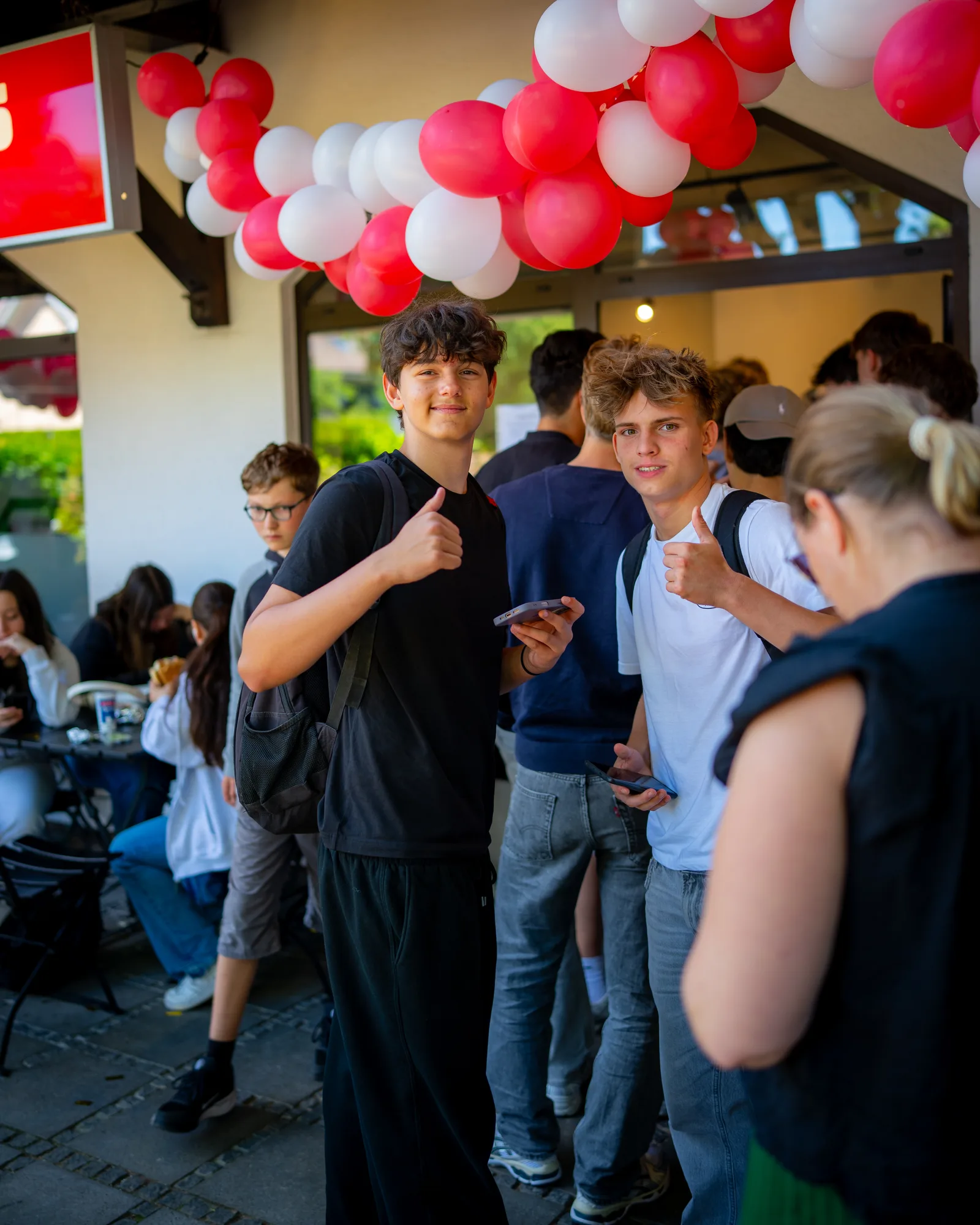 Gäste bei der Eröffnung von Amca's Kebab in Gröbenzell (4)